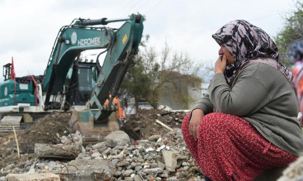 Evinin enkazının kaldırılışını duygu dolu gözlerle izledi