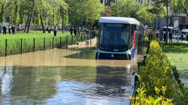 Eyüpsultan'da su borusu patladı, tramvaylar mahsur kaldı-2