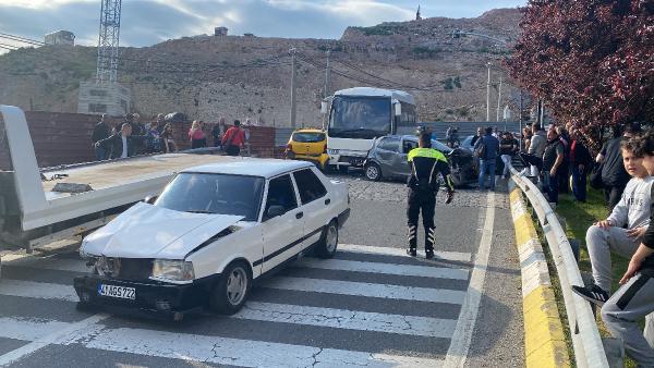 Freni boşalan midibüs ışıkta bekleyen 5 araca çarptı: 2 yaralı