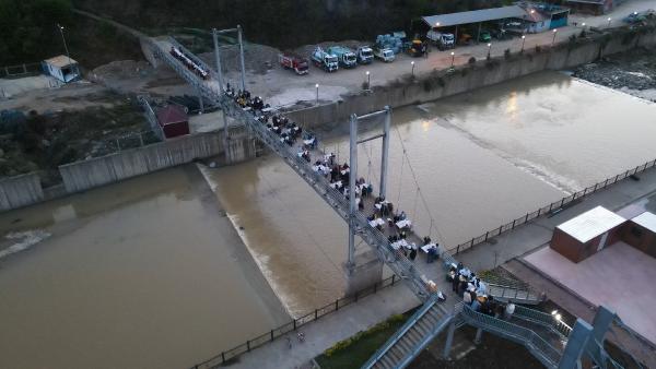 Geleneksel iftar yemeği, bu kez tahta değil yeni köprü de