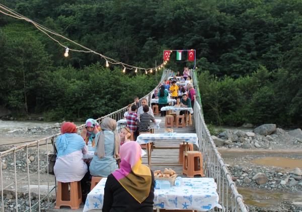 Geleneksel iftar yemeği, bu kez tahta değil yeni köprüde /Ek fotoğraf