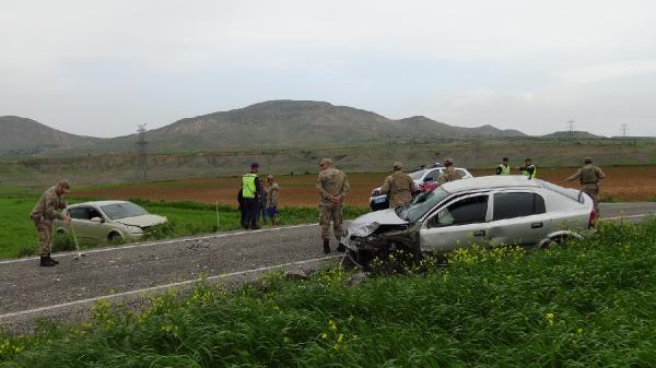 Gercüş’te otomobiller çarpıştı: 1'i ağır 6 yaralı