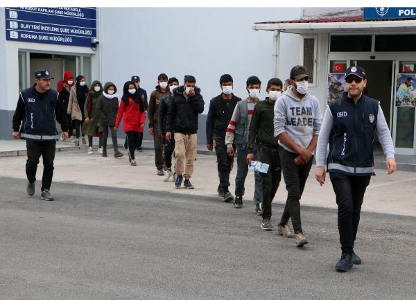 Göçmen kaçakçıları: Yolda görüp minibüse aldık