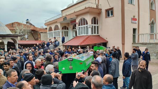 Gölete uçan hafif ticari araçtaki çift, hayatını kaybetti (2)