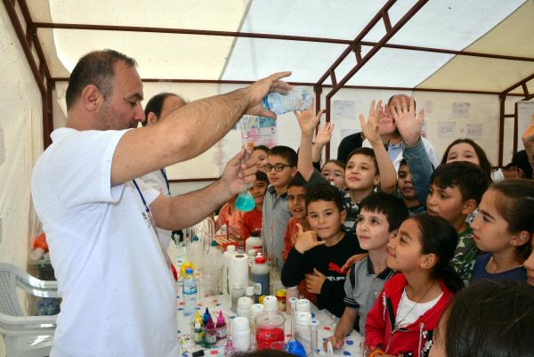 Gönüllü öğretmenler, depremzede öğrencilere bilim öğretiyor