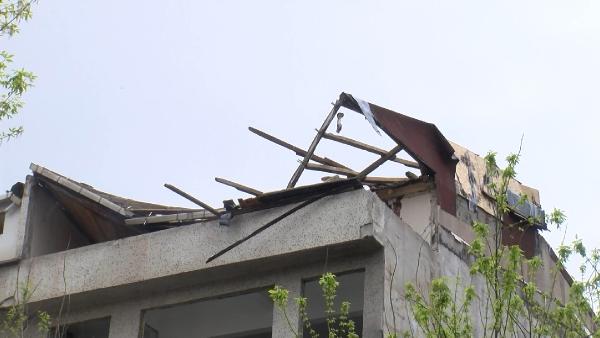 Güngören’de boşaltılan binanın çatısında çökme: 1 yaralı