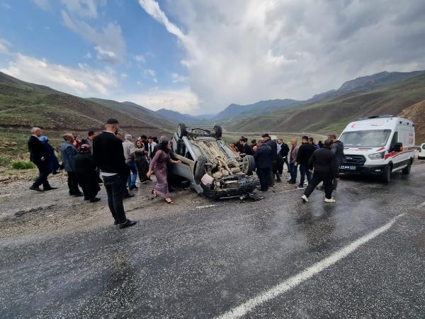 Hafif ticari araç takla attı: 1 'i ağır, 5 yaralı