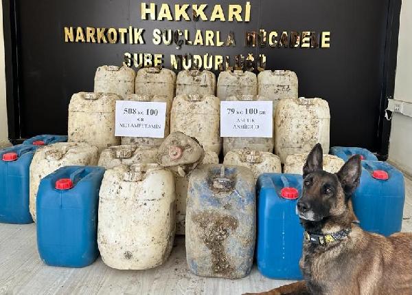 Hakkari'de jandarmadan operasyon; arazide 508 kilo metamfetamin ele geçirildi