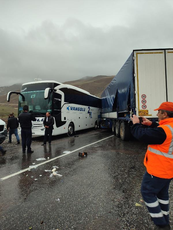 Hakkari'de yolcu otobüsü, karşı yönden gelen TIR ve minibüsle çarpıştı: 3 ölü, 7 yaralı