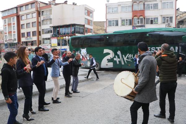 Hakkari'den 5 ile otobüs seferleri başladı; halaylarla karşıladılar