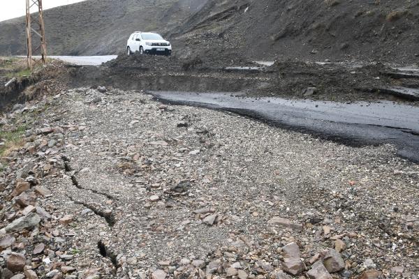 Hakkari'nin yükseklerine kar yağdı (2)