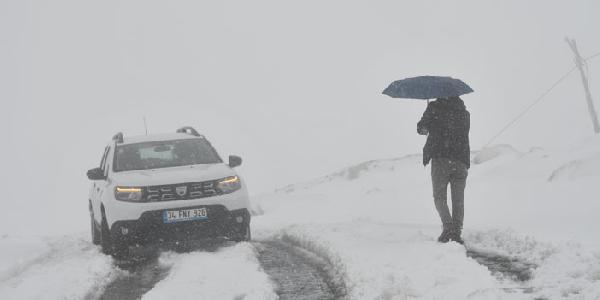 Hakkari'nin yükseklerine kar yağdı