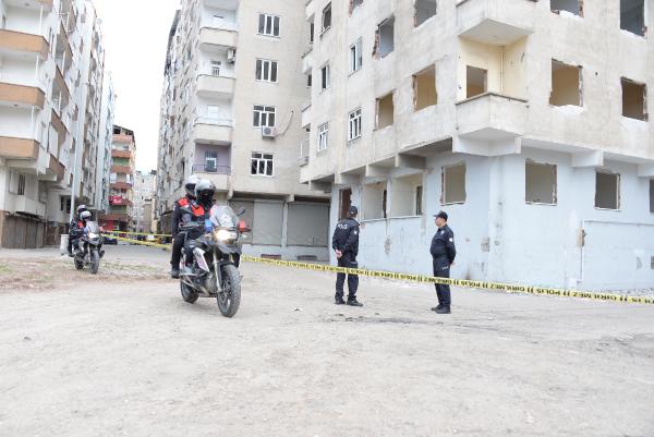 Hasar gören binalar ve enkaz alanlarında polis bayramda da nöbette