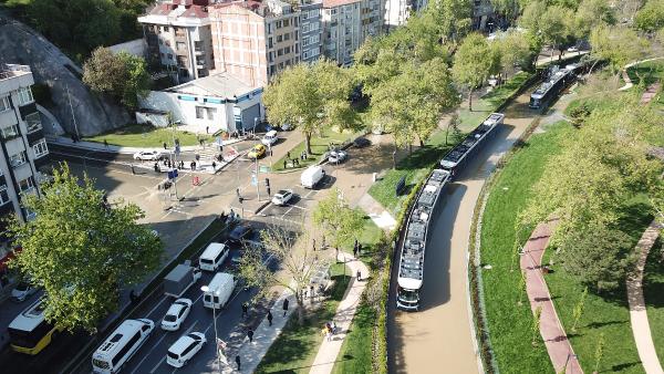 Havadan fotoğraflar // Eyüpsultan'da su borusu patladı, tramvaylar mahsur kaldı