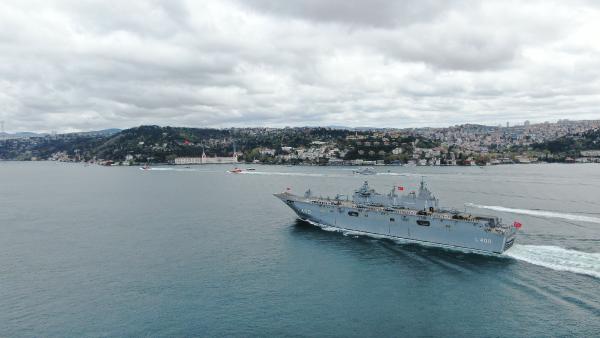 (Havadan fotoğraflar) TCG Anadolu Cumhurbaşkanı Erdoğan'ı selamladı