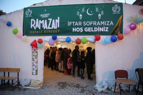 İHH'dan deprem bölgelerinde 1 milyon 220 bin kişiye iftarlık ve sahurluk ikramı