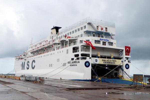 İskenderun Limanı'ndaki gemilerde depremzedelere 'evlerinde hissi' yaşatmaya çalışıyorlar