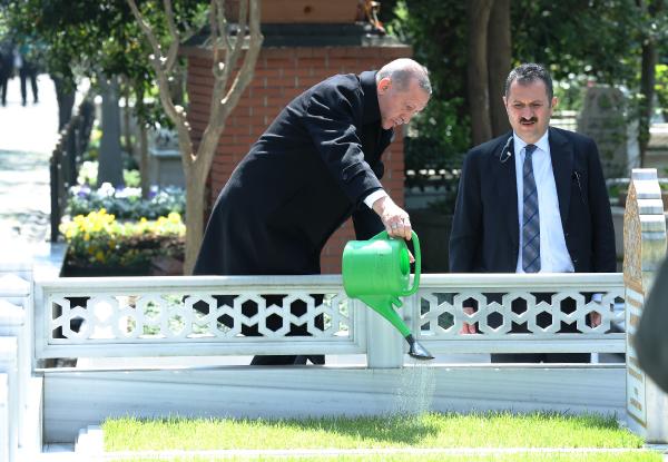 İSTANBUL- CUMHURBAŞKANI ERDOĞAN ANNE VE BABASININ MEZARLARINI ZİYARET ETTİ