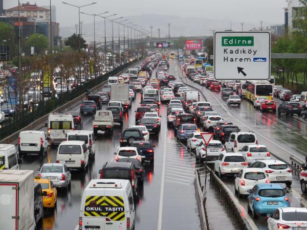 İstanbul'da yağmur trafiği: Yoğunluk yüzde 75'e ulaştı -1