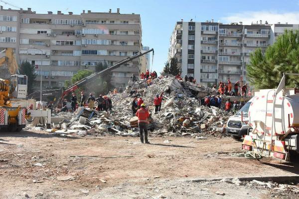 İzmir depreminde yıkılan Emrah Apartmanı ile ilgili 2 belediye görevlisine dava