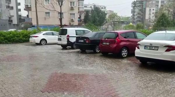 İzmir, dolu yağışıyla beyaza büründü