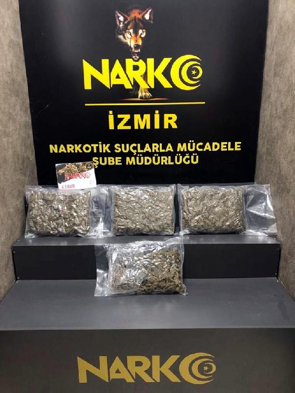 İzmir'de 13,5 kilo esrara 2 tutuklama