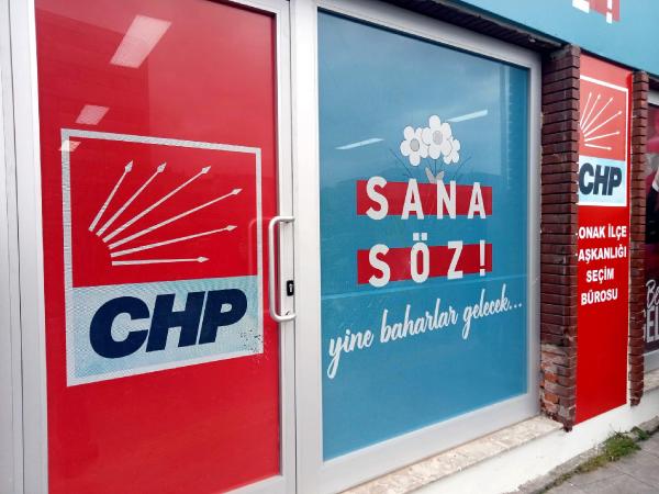 İzmir'de CHP seçim bürosuna taşlı saldırı; olay anı kamerada