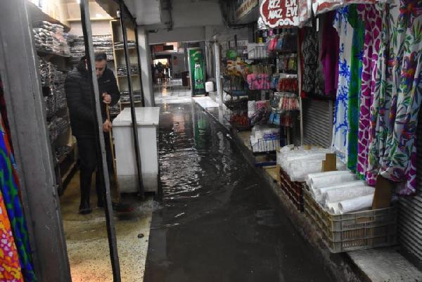 İzmir'de sağanak, Kemeraltı'nda su baskınlarına neden oldu