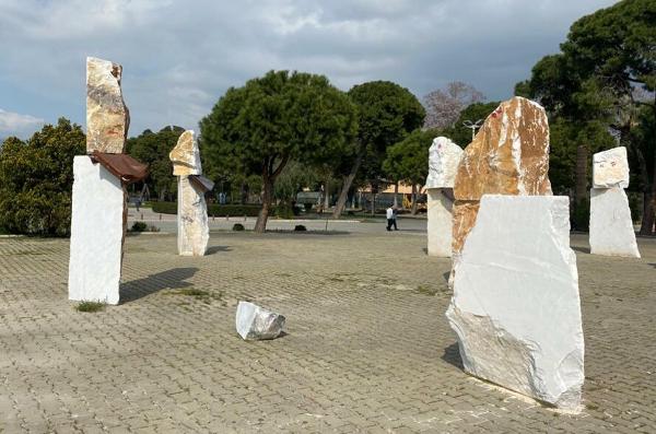 İzmir'deki 'Gavur Mahallesi' sergisi vandalların hedefi oldu