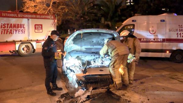 Kadıköy'de otomobil kaldırıma vurdu: 5 yaralı