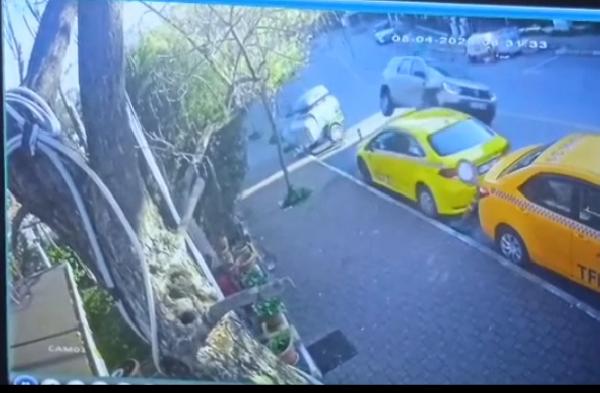 Kadıköy'de otomobil park halindeki taksiye çarptı: 2 yaralı