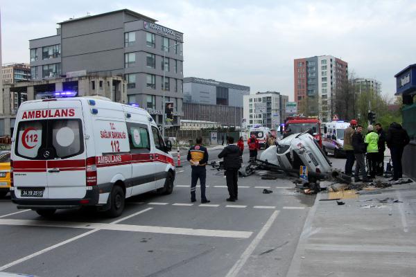 Kağıthane'de aydınlatma direğine çarpan otomobil takla attı: 2 yaralı