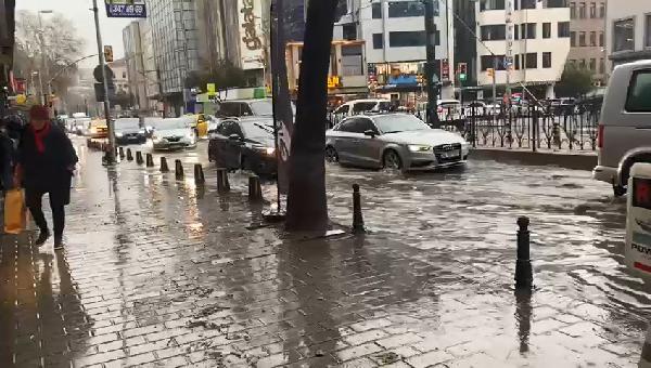 Karaköy’de cadde göle döndü