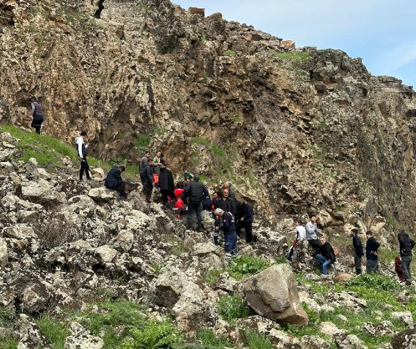 Kayalıklardan düştü, ambulans helikopterle hastaneye götürüldü