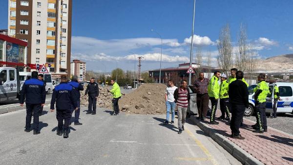 Kendisine ait olduğunu iddia ettiği yolu toprak döküp kapattı