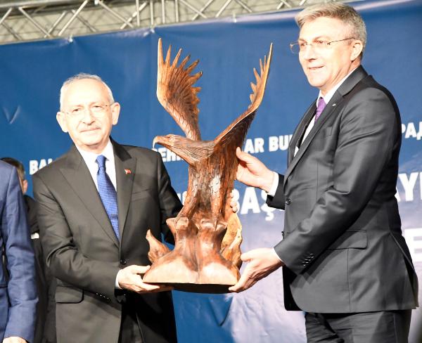 Kılıçdaroğlu, marteniçkayı Bulgaristan'da öldürülen Türkan bebeğin anıtının ağacına astı (2)