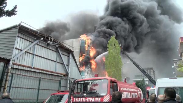 Küçükçekmece'de Akit Gazetesi’nin de bulunduğu binada yangın