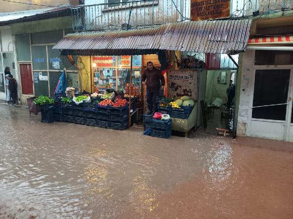 Maden'de sağanak; iş yerlerini su bastı