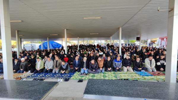 Malatya'da namaz sonrası mezarlıkta buruk bayram