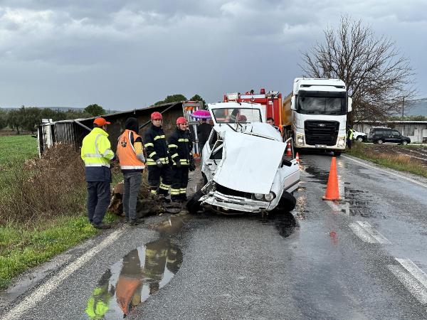 Manisa'da otomobil ile kamyon çarpıştı; 2 ölü