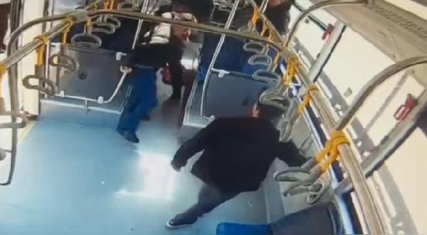 Metrobüste bıçaklı kavga