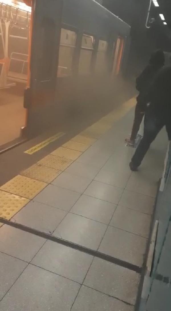 Metroda dumanlar yükseldi, acil durum anonsları yapıldı