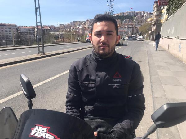 Motosikletin yayaya ve direğe çarptığı kaza kamerada