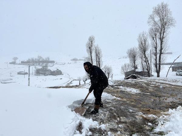 Muş'a kar yağdı, 30 köy yolu ulaşıma kapandı