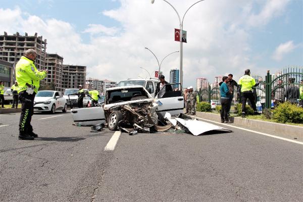 Otomobil, 2 araca ve korkuluklara çarptı: 3 yaralı 