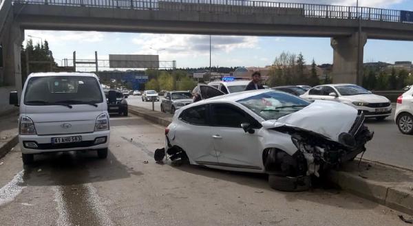 Otomobil, üst geçidin ayağına çarptı: 1'i ağır, 3 yaralı