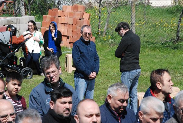 Oyuncu Şehsuvar Aktaş'ın, yangında ölen babası ve üvey annesi toprağa verildi