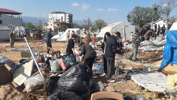 Pazarcık'ta hortum; depremzede çadırları uçtu, yaralılar var (1)