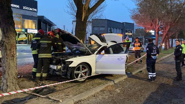 Refüjdeki ağaca çarpan otomobildeki anne öldü, 2 çocuğu ile eşi yaralandı