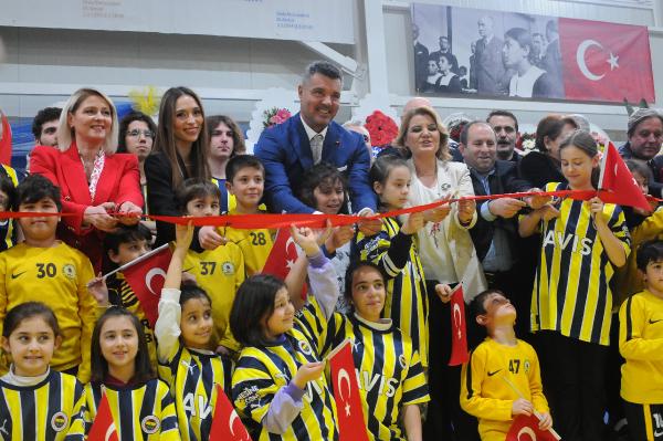 Sadettin Saran, 24’üncü spor salonunu İzmit’te açtı (YENİDEN)